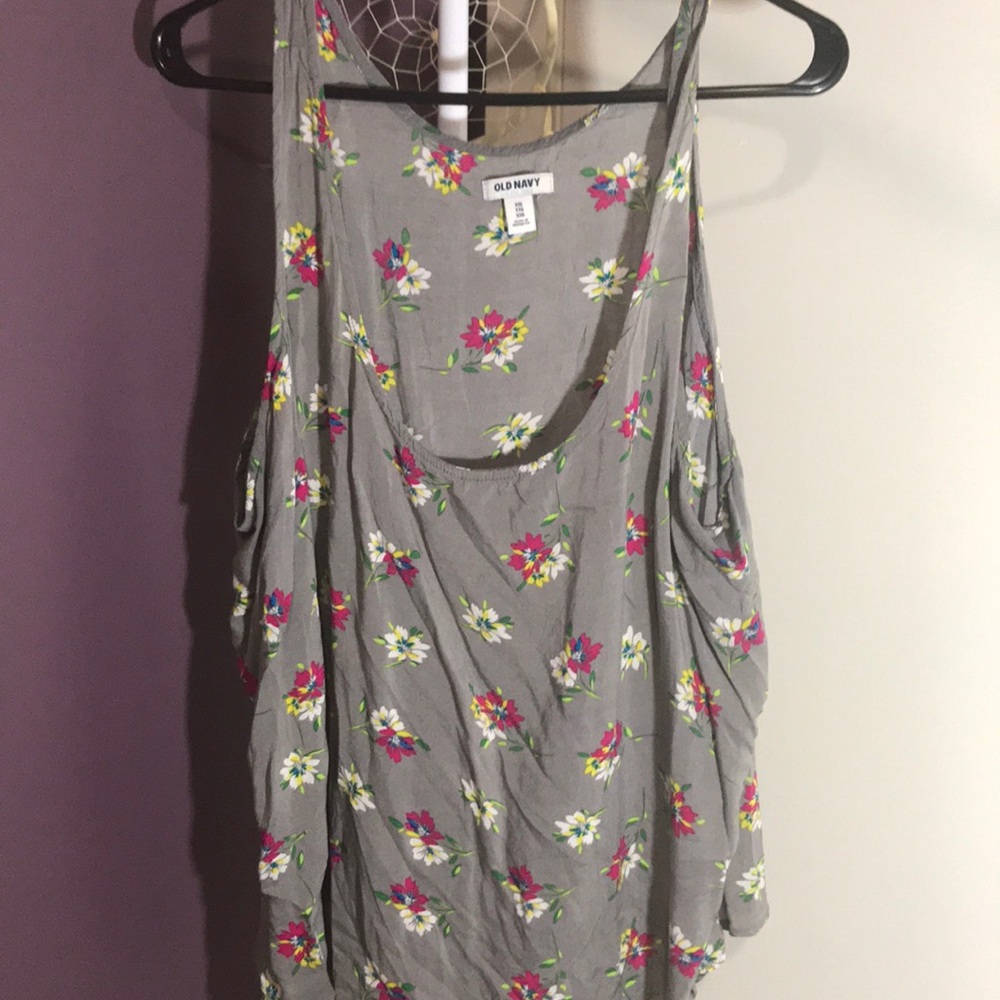 Cute grey top with flowers!